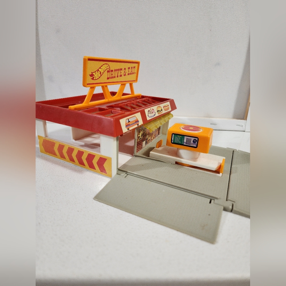 Hot Wheels Drive and Eat 1987 Stow & Go Set Launcher Food Car Vintage Toy Set